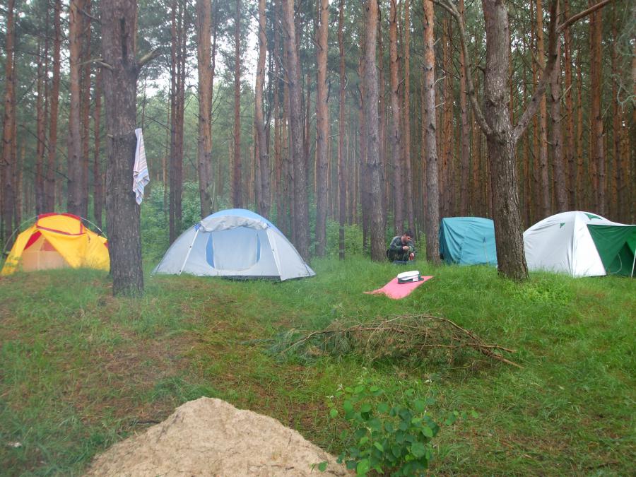 При благоприятном расположении палаток между деревьями можно и поколдовать...