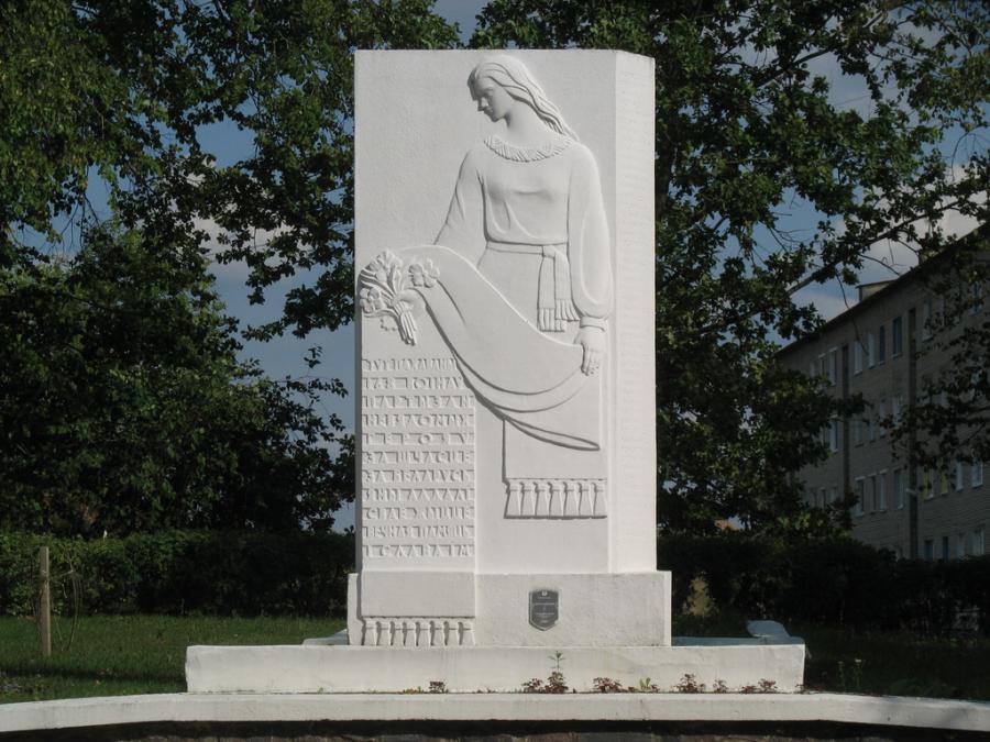 Мядель. Памятник партизанам, погибшим в ВОВ.