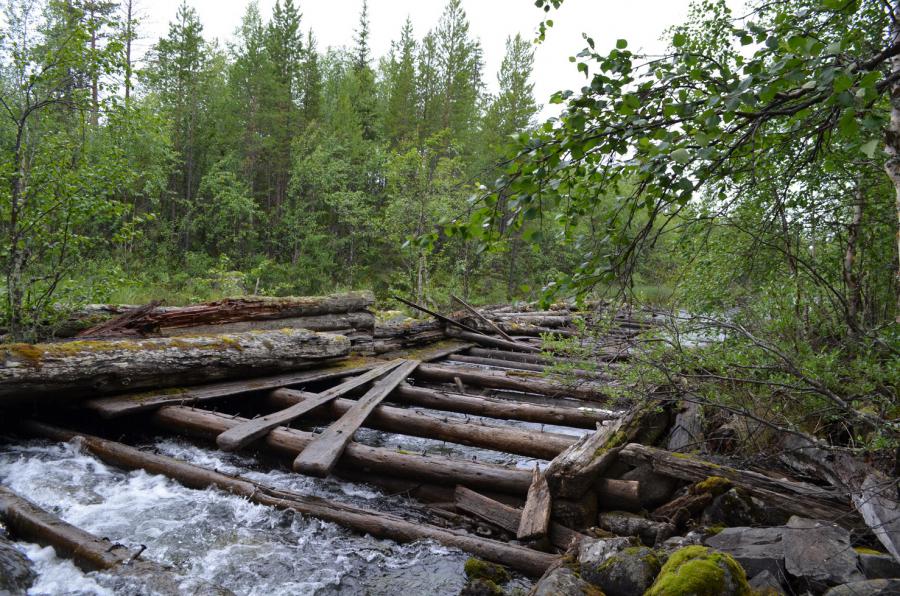 Остатки лотков и моста через протоку у входа в озеро Долгое
