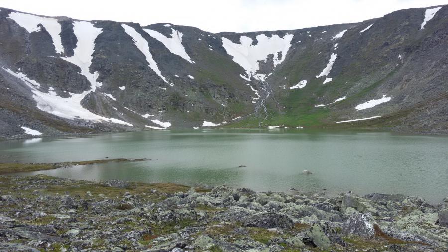 Каровое озеро Грубепендиты напротив турбазы Желанная (по словам водителя, глубина его составляет 14м и в нем водится рыба)