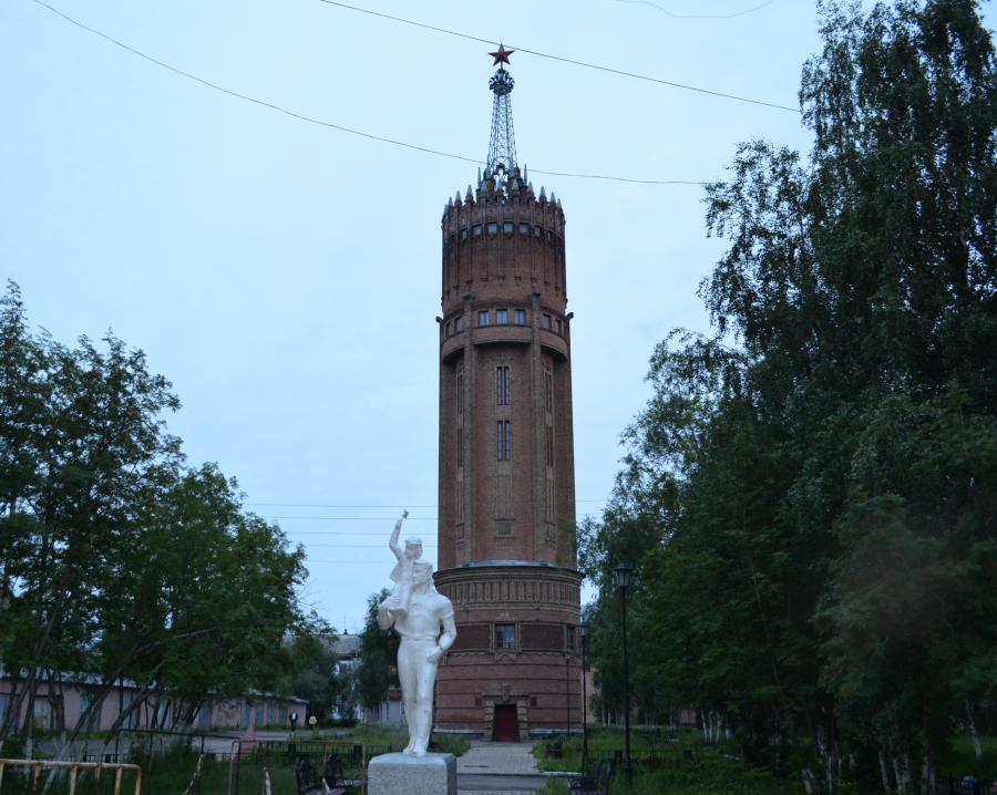 Главная достопримечательность Инты  - водонапорная башня. Она даже запечатлена на гербе города