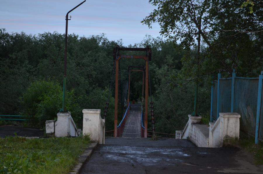 Подвесной мост в заброшенный городской парк