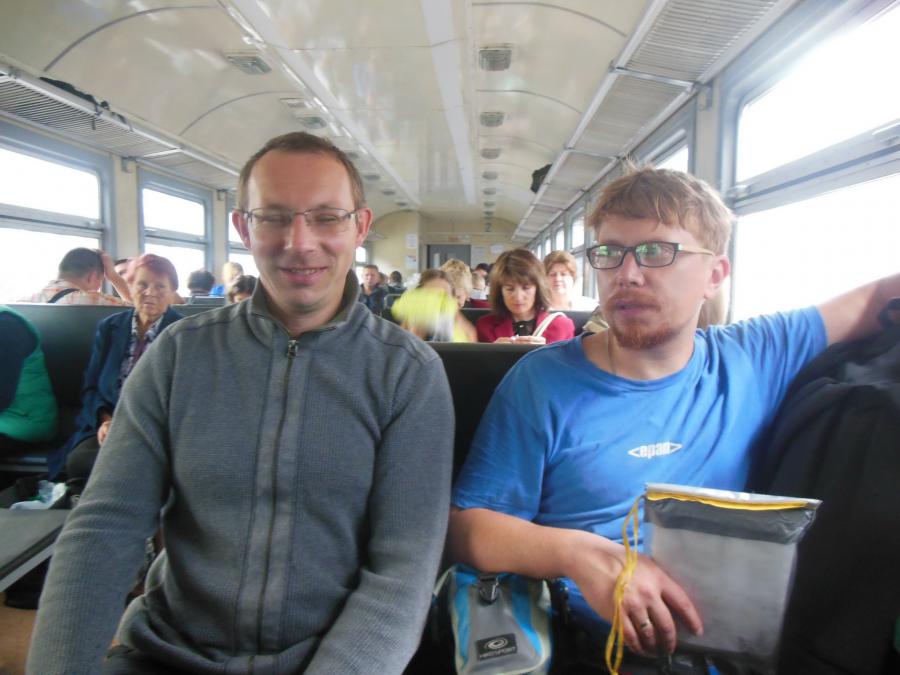 Обсуждение планов на первый ходовой день в вагоне поезда Витебск - Рудня. Тогда мы планировали пройти 30 км до водохранилища д.Добромысли к вечеру