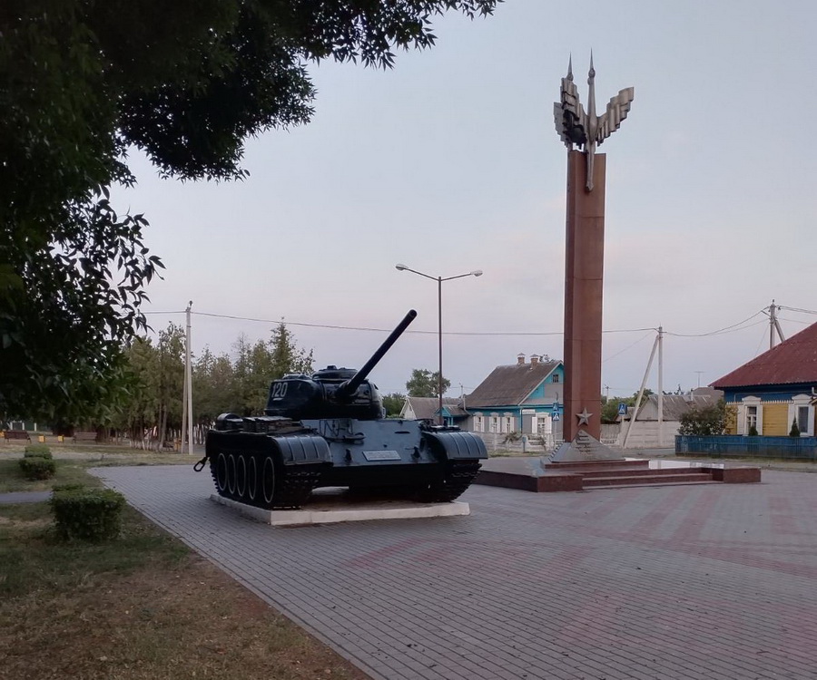 Военная техника в парке города Рогачёва