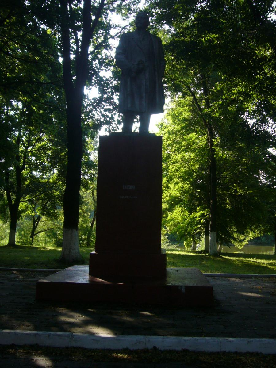 В центре парка возвышался памятник В.И. Ленину. Вообще первое впечатление от парка создалось такое, что это подходящее место для съемки фильма ужасов. Парк мало посещаем, хотя и подкашивается регулярно, фонари не разбиты. 