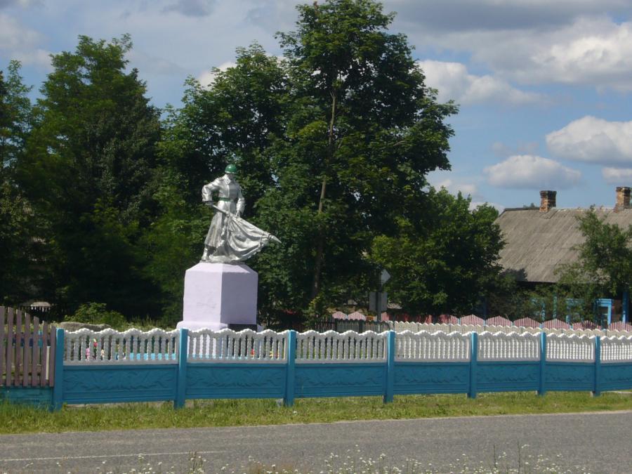 Памятник воинам, погибшим в ВОВ, в поселке Ленин