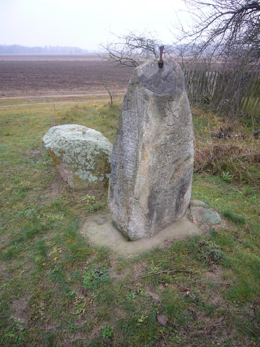 Старинный надгробный камень на окраине деревни Муховлоки