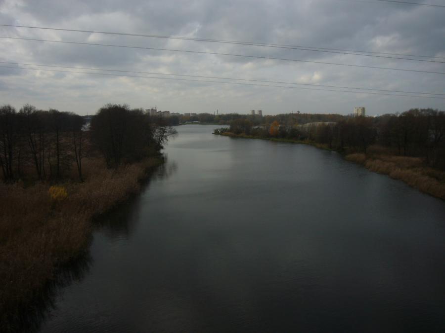 Вид на реку с ж.д. моста в Бресте близ поликлиники №6