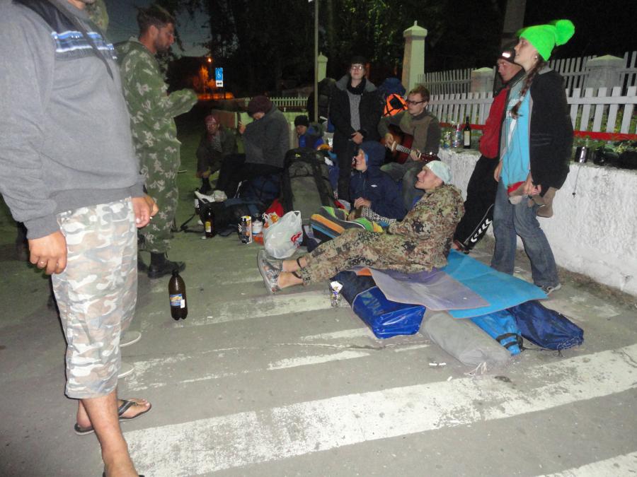 В ожидании своего поезда, подружились с друзьями из Подмосковья. Спелись.