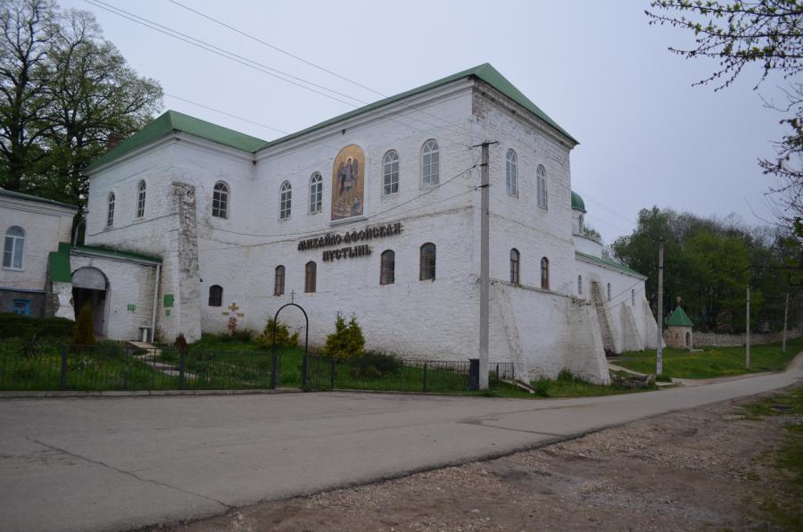 Центральный вход монастыря