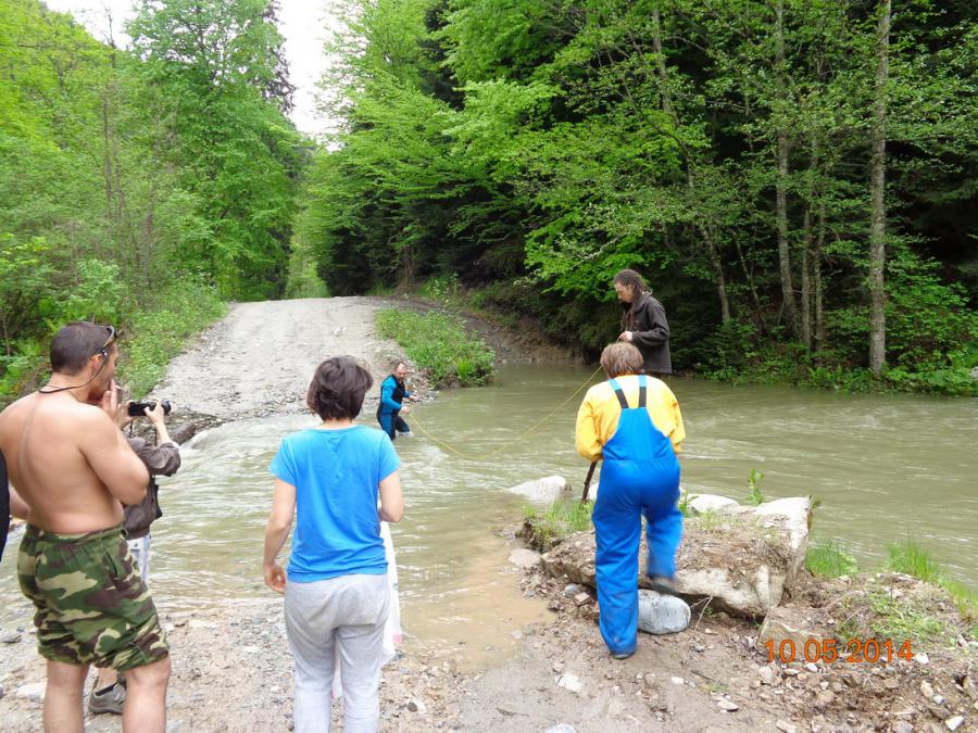Натягивание веревки по краю обрыва нашими соседями. Парень с дредами, после вытаскивания машины с неадекватным водителем, оступился и его с головой затянуло в трубу. Благо рядом находились его друзья и успели схватить и вытащить его из воды.