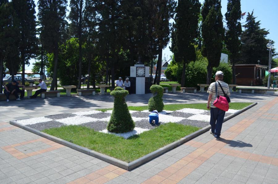 Уголок шахматистов на набережной Туапсе
