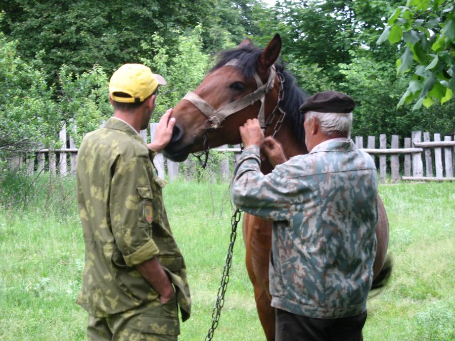 Нам необходимо ещё 3км тащить рафт на себе и Валик пытается договорится по хорошему: 