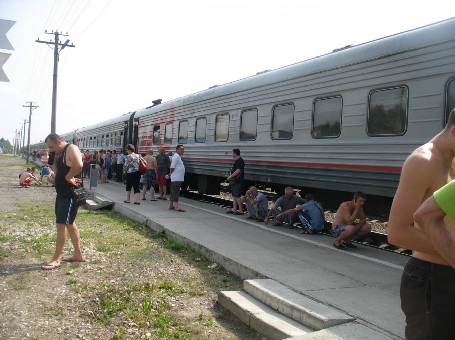 Во время длительных остановок, на всем протяжении пути следования поезда, мы наблюдали картину сидения на корточках в рядок некоторых пассажиров... 