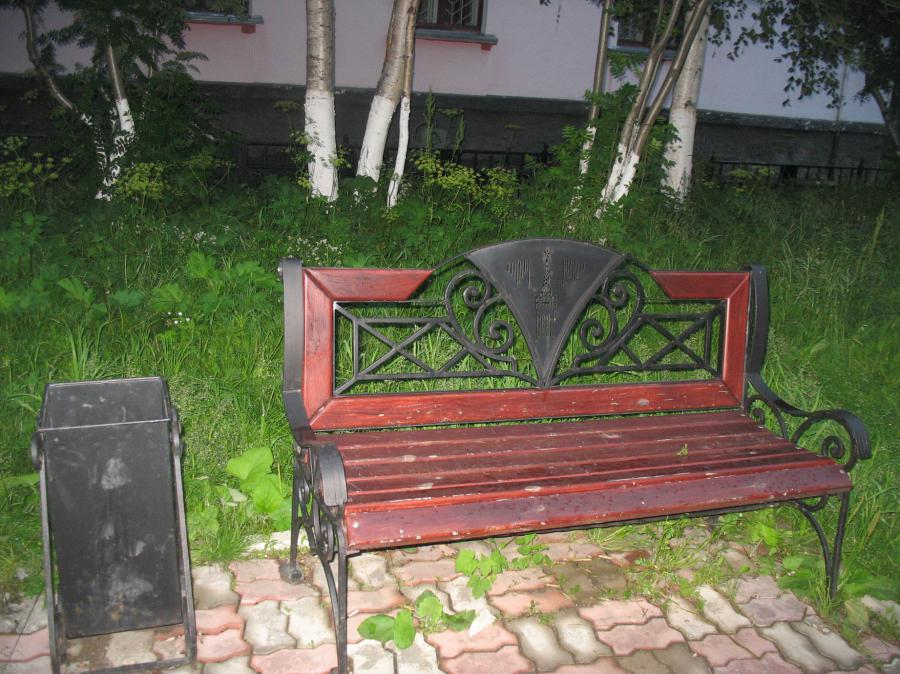 Скамейки на улицах города с изображением башни