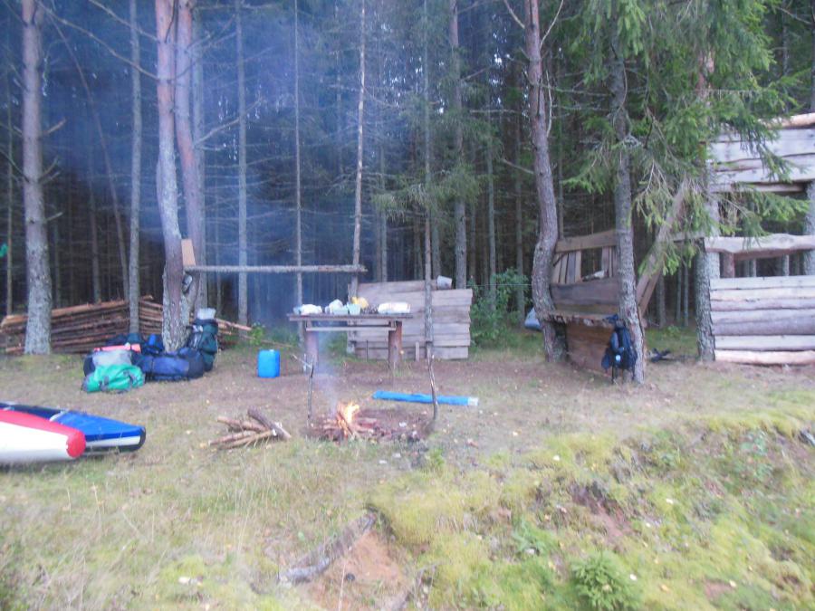 Стоянка оснащена вышкой и другими оборонительными сооружениями для страйкбольного боя