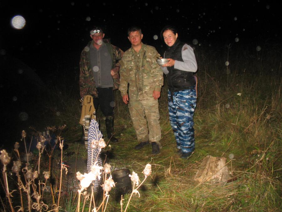 Обратите внимание на белые шары в кадре - это капельки воды, которыми был насыщен воздух. Будто распылённые из пульверизатора, они непрерывно и быстро летели в горизонтальном направлении
