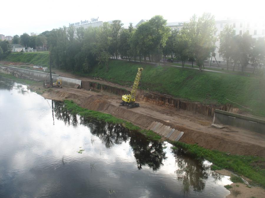 На правом берегу шли какие-то работы