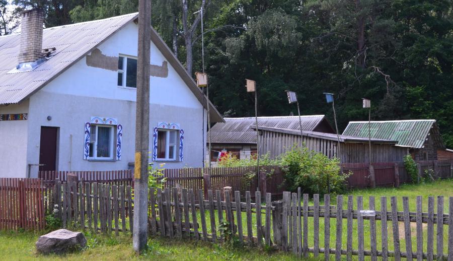 Хозяин участка явно решил занять круговую оборону из скворечников...