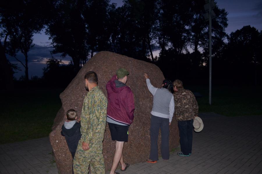 Изучаем Борисов камень. По одной из версий такими камнями обозначали маршруты торговых путей