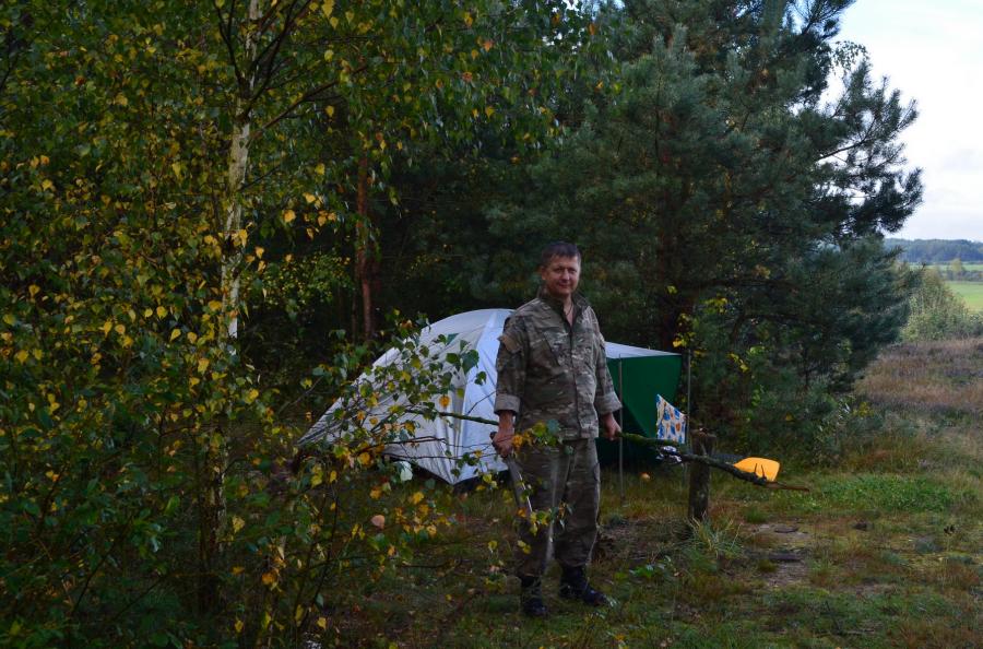 Дяде Мише так понравилось орудовать мачете, что он готов был не выпускать его из рук круглые сутки, за исключением ложки, в краткие периоды завтраков и ужинов