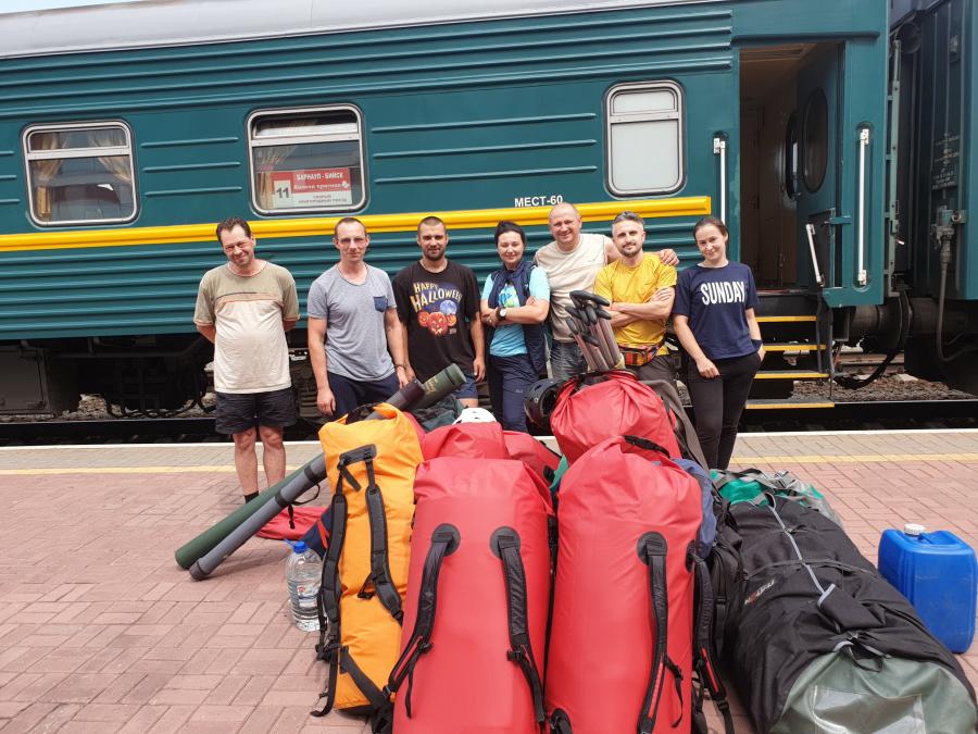 Бийск. Вся команда в сборе. Тренировки по слаженным действиям команды начались еще на перроне в Барнауле, когда нам необходимо было переброситься со всем снаряжением из одного конца 1-ой платформы на другой конец 2-ой платформы всего за 23 минуты и при этом еще купить билеты на всех.