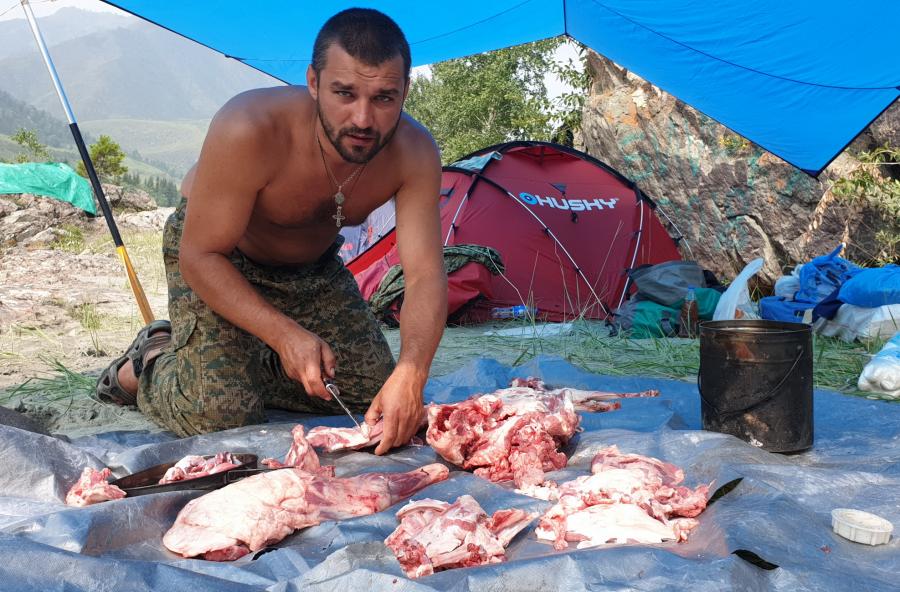 Днёвка. Валик за разделкой мяса.