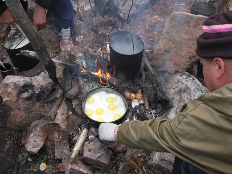 Иногда, особенно в первые дни сплава, мы себя баловали