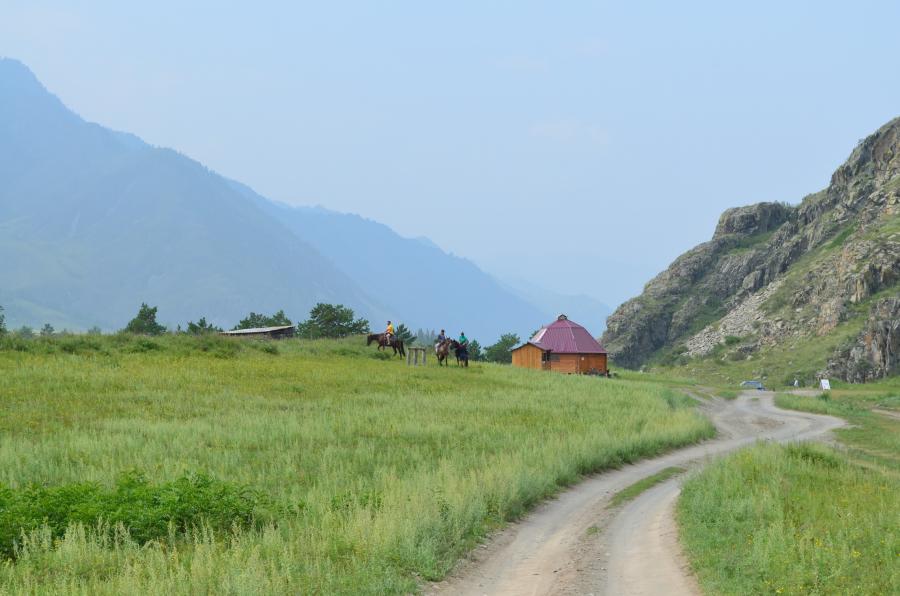 На лошадях от лагеря к скалам с петроглифами.