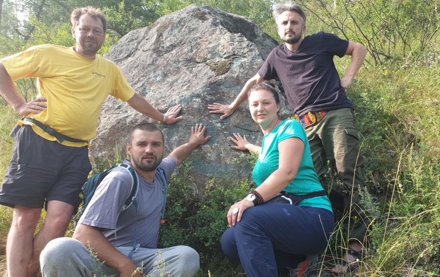 Ребята впитывают силу вселенной из так называемого камня Рериха.