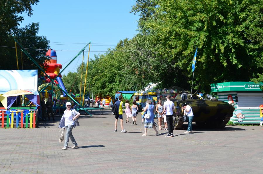 Оставив вещи в камере хранения, я направился прогуляться в центральный парк. К моему приходу, он еще был закрыт, но у ворот уже сновали самые нетерпеливые виновники празднества в голубых тельняшках и беретах. Погода была солнечная, поэтому и настроение у всех было под стать погоде.  
