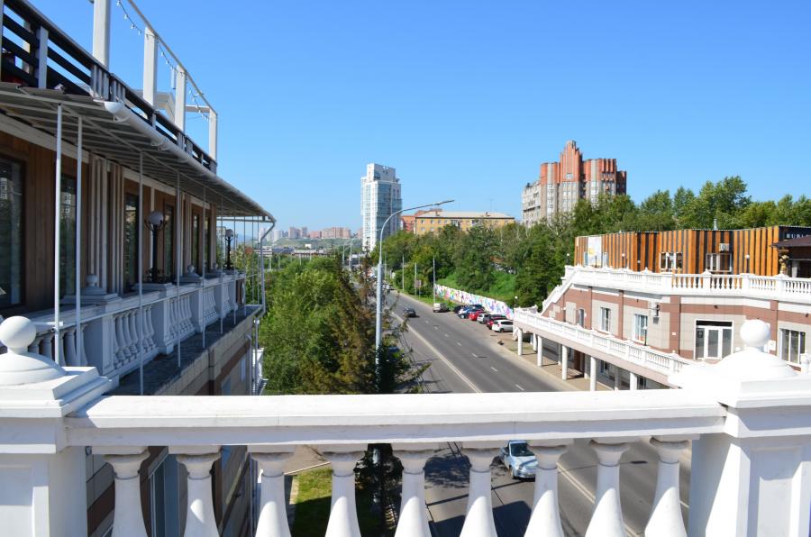 Вид с моста, соединяющего парк и смотровую площадку набережной Енисея