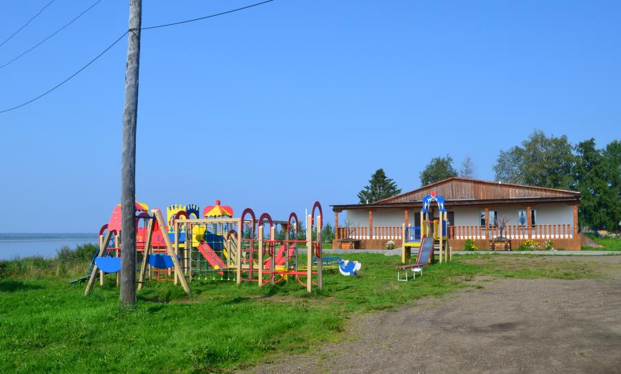 Довольно современная детская площадка