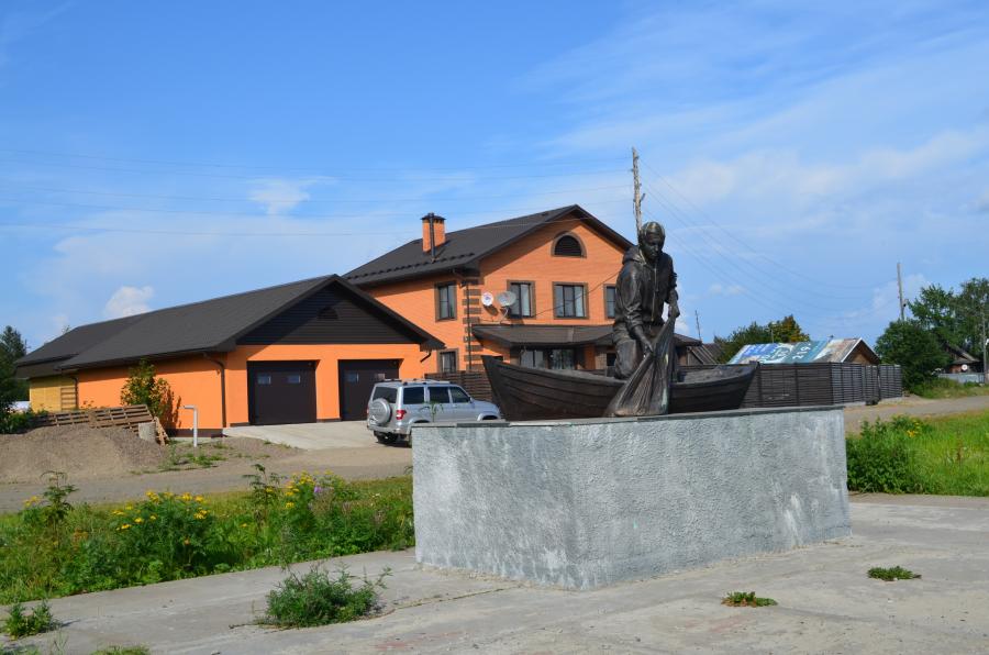 Памятник рыбакам в Туруханске