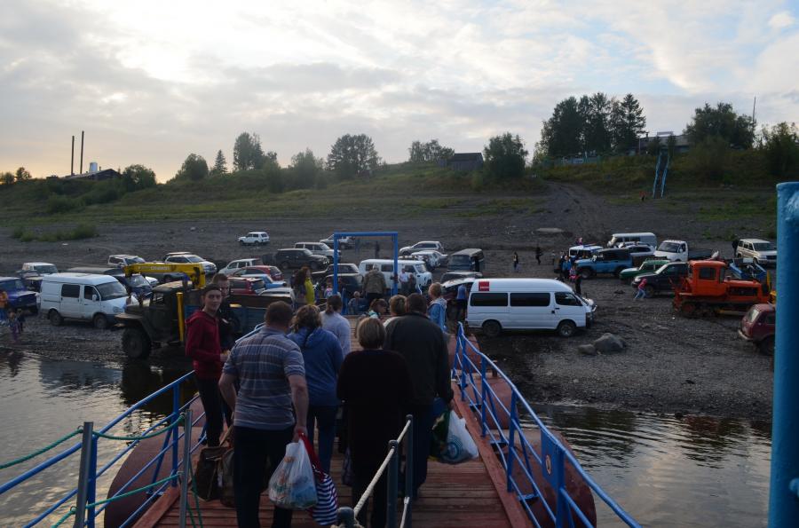 Скопление народа на пристани по приходу рейсового теплохода.