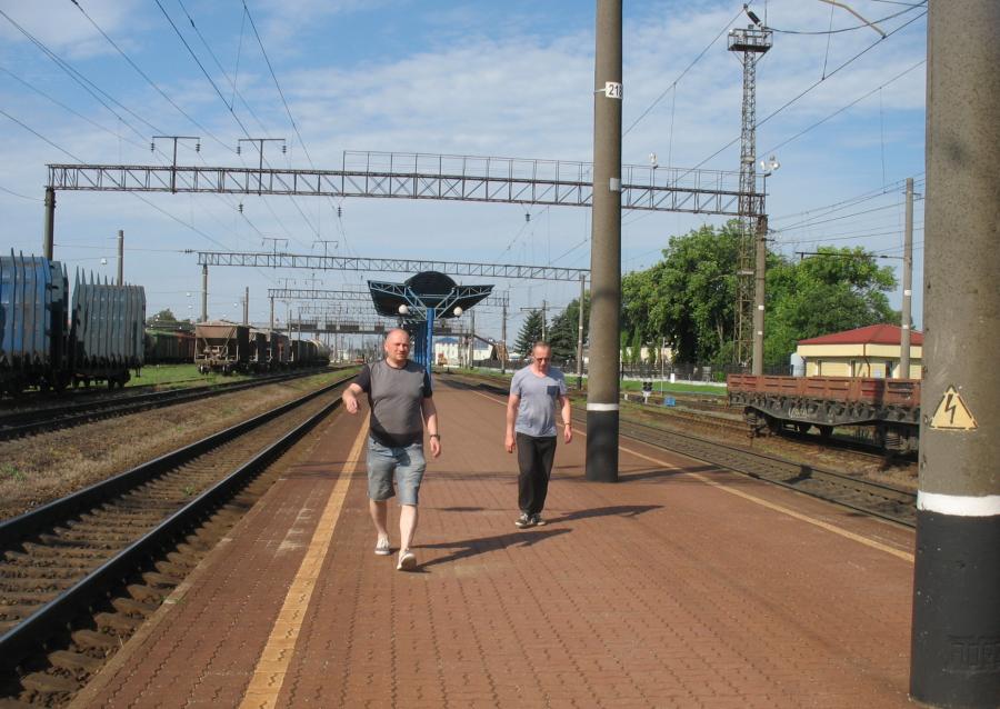 20 июня. Мы уже в Барановичах. За день до этого пытался договориться о заброске из Барановичей в п. Дарево по телефону - никто не дал конкретного ответа, все диспетчера ссылались только на утро. На вокзале нам пришлось в итоге отказаться от услуг такси, так как мы ну никак не могли влезть в присланный минивен, а нанимать 2 машины - не планировали. Я пошёл наудачу договариваться с водителем бусика, стоявшим невдалеке. Нам повезло - он согласился нам помочь.