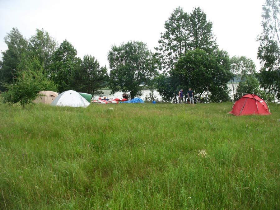 Наш лагерь на первой стоянке. Утро как-то не задалось. Баллон в одном из катамаранов спустило и пришлось заняться ремонтом. Ремонт затянулся, так как пришлось несколько раз собирать и разбирать катамаран для проклейки.