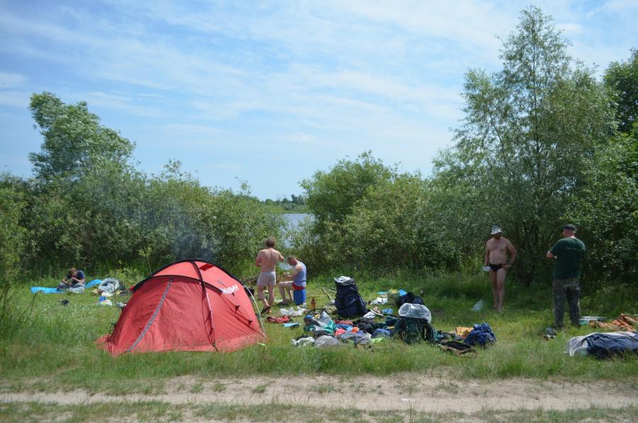 А это уже наша крайняя стоянка на озере в Городищах. Ясельду мы прошли за день и стали на стоянку уже в сумерках