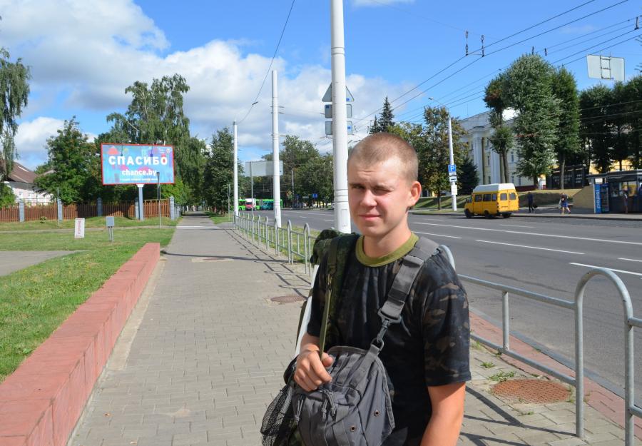  Могилёв. Мы преодолели расстояние от Бреста до Минска и от Минска до Могилёва. Нам осталось на электричках доехать сперва до Кричева, а потом из Кричева до Белыкович. В Могилёве у нас было немного времени для того, чтобы закупить продукты. Искали магазин поближе.