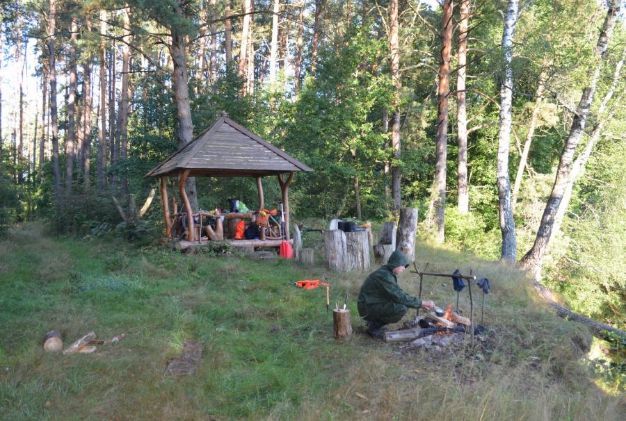 Причудливая беседка, костёр у обрыва реки, прекрасный вид на реку и окрестности - так заканчивался наш первый день на маршруте.