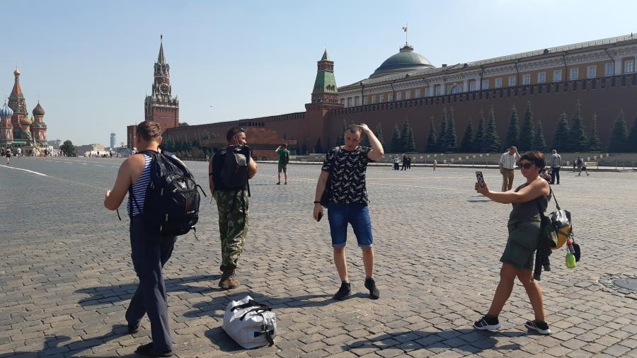До Москвы добрались без приключений. В Смоленске пограничники у всех пассажиров проверили справки. Пока ребята водили хороводы на Красной площади вокруг сумки, я с Костиком съездили и забрали спутниковый телефон. Встретились мы уже на Киевском вокзале. 