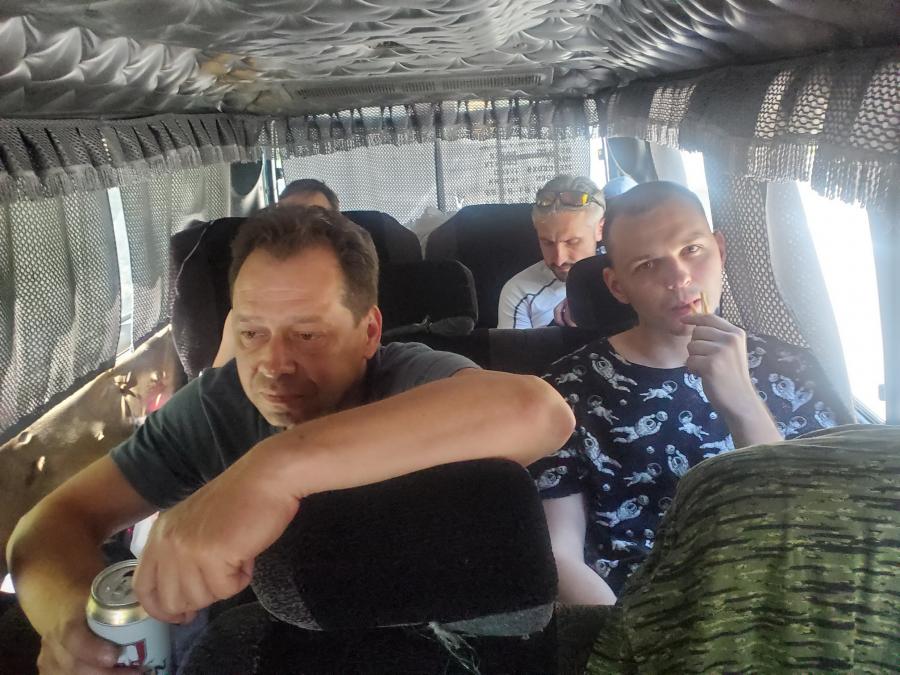 На пути к озеру Байкал. Нас в аэропорту Иркутска дождался и наш водитель из Орлика Булад, и мой дядя Аркадий. Особо задерживаться в Иркутске нам не было резона, поэтому как только мы забрали наше снаряжение и затарились продуктами, сразу-же тронулись в дорогу.