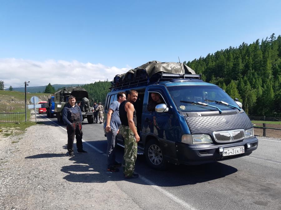 Монды, погранпост, проверка документов. Уже на следующий день после пересечения нами погранпоста, в Бурятии вводится ограничение на въезд из-за коронавируса. Я не могу представить какие сложности были бы у нас, если бы мы приехали на несколько дней позже.