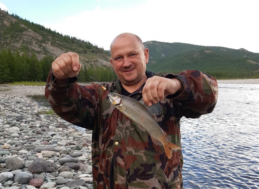 Вскоре и я вымучил небольшого хариуса.