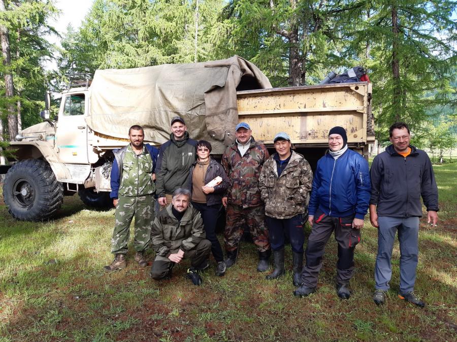 Утро 29. 06. 2021г.. Два дня мы простояли у Орлика пытаясь договориться о заброске в Тыву. Из-за большой воды в Тиссе и большого снега на перевале, никто так и не согласился нам помочь с заброской. К концу второго дня стоянки мы приняли окончательное решение о смене маршрута. На фото мы перед заброской на Жомболок