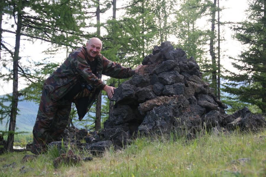 На берегу озера стояла 