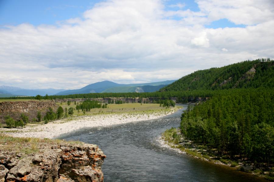 Вид на Оку-Саянскую с верхней площадки водопада.