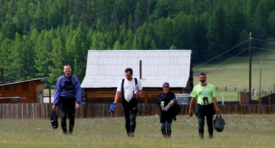 Хорошо идут. Посёлок Хужир. Здесь мы догнали группу туристов из Питера и Москвы. Они в отличие от  нас каньон на Жомболоке проходили, правда не без аварий.