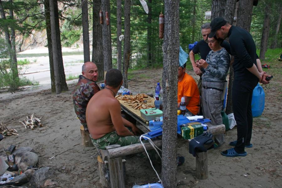 В один гермобаул вода всё-таки немного попала при оверкиле.