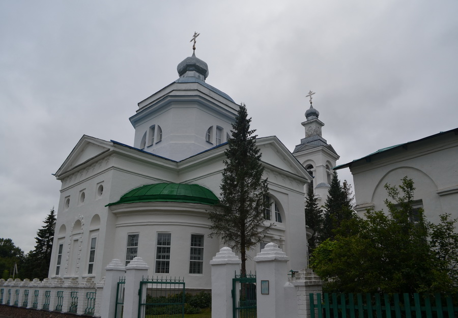 А вот и сама церковь